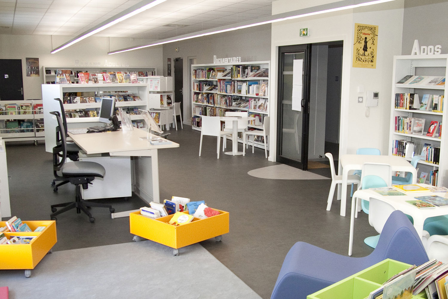 médiathèque avec des libres et des espaces détente pour lire