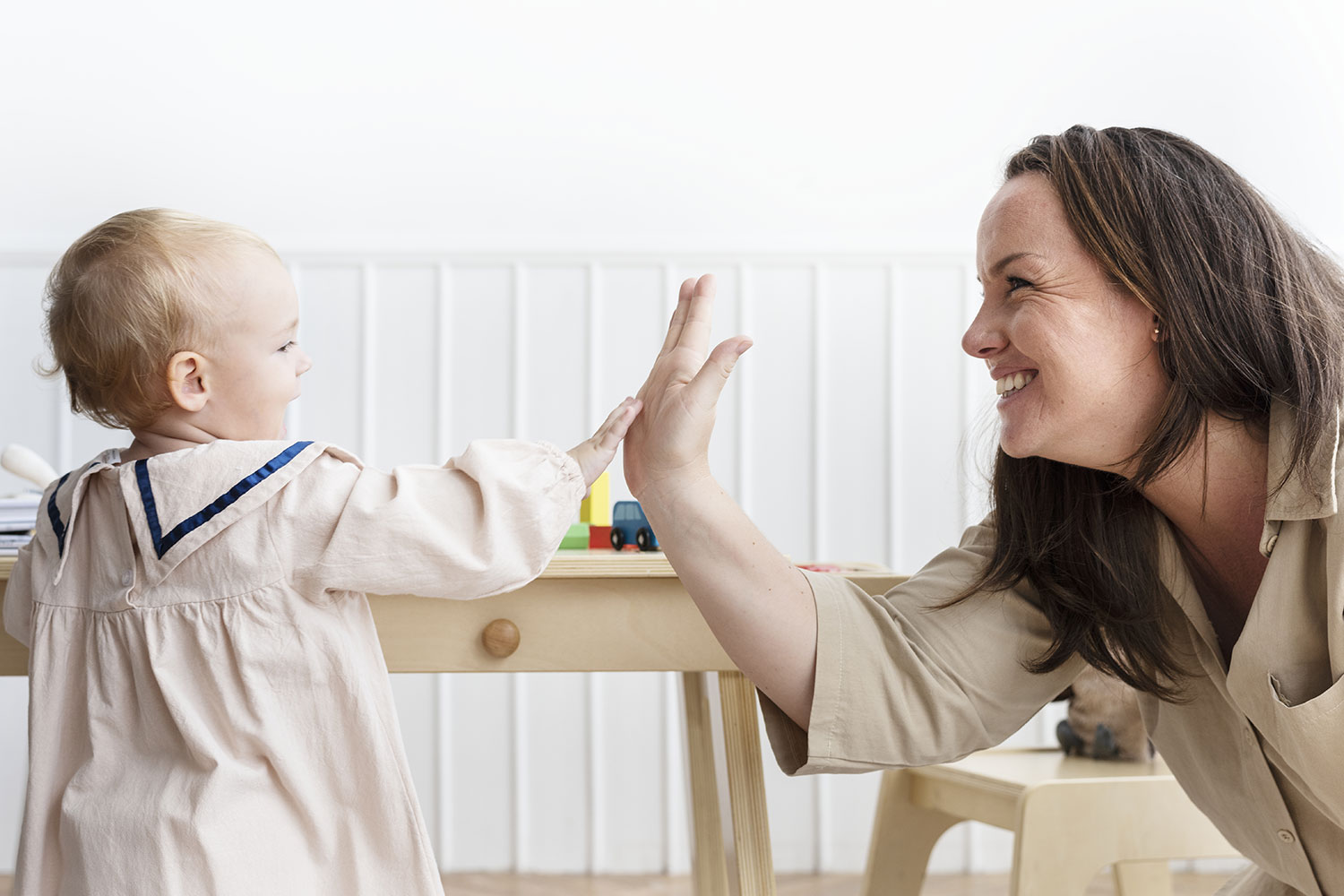 Femme faisant un check a un trés jeune enfant