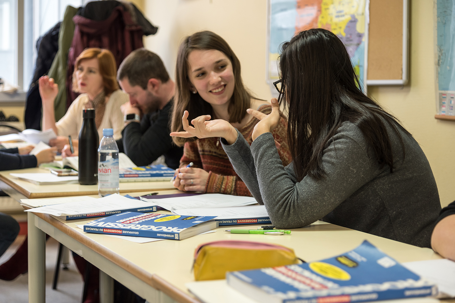 élèves souriant dans une classe