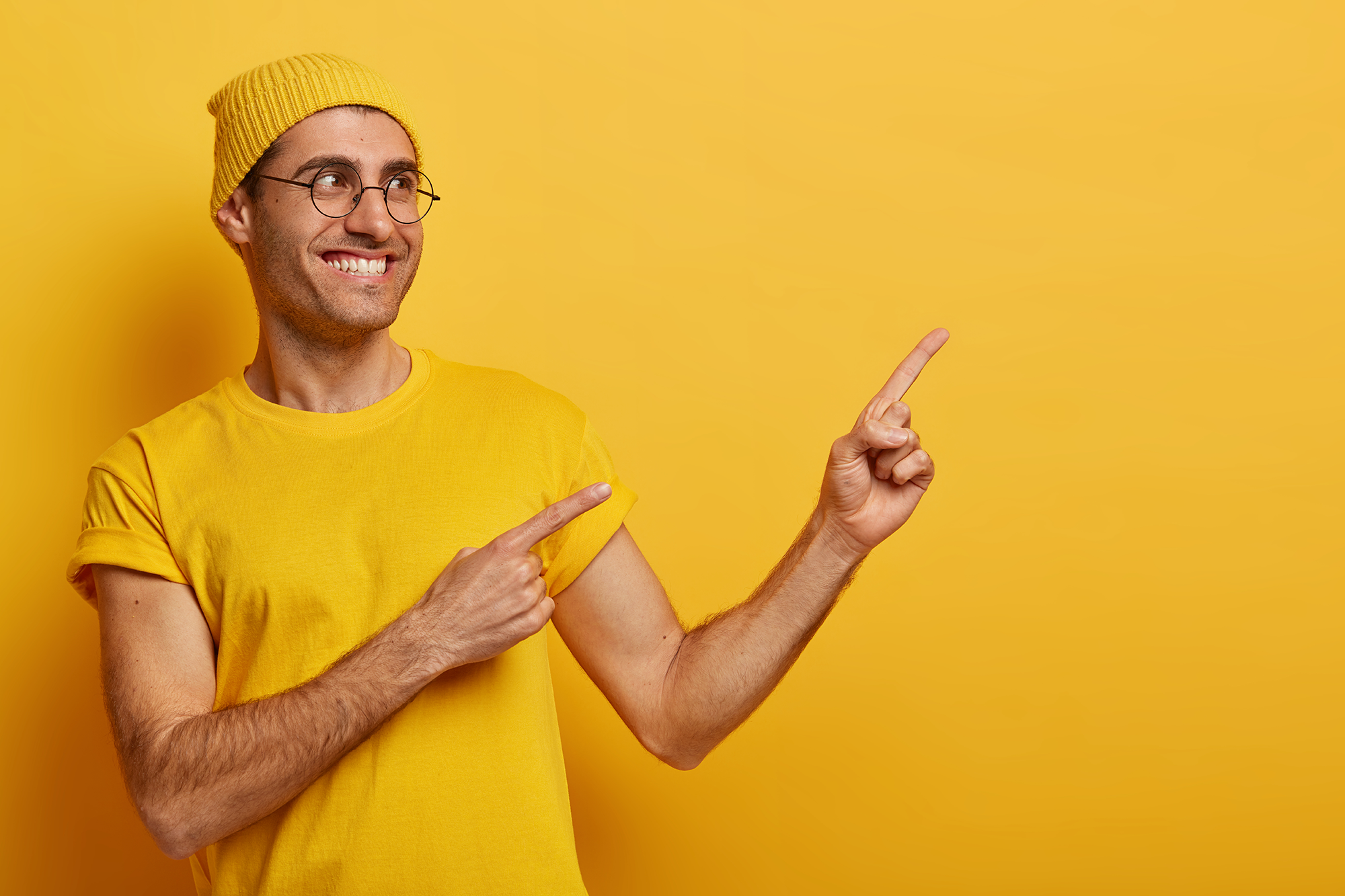 homme souriant avec bonnet jaune et t-shirt jaune