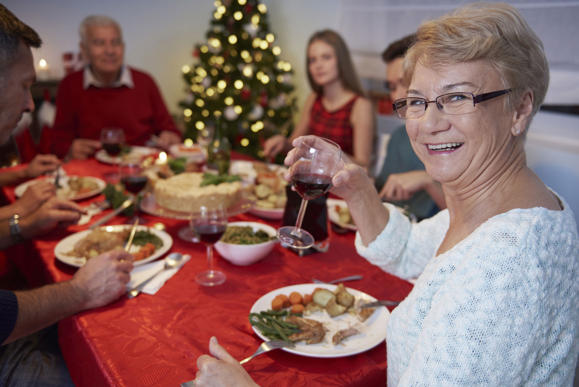 Groupe de personne de tout age autour d'une table pour le reveillon de fin d'année - centre social et culturel beaudesert