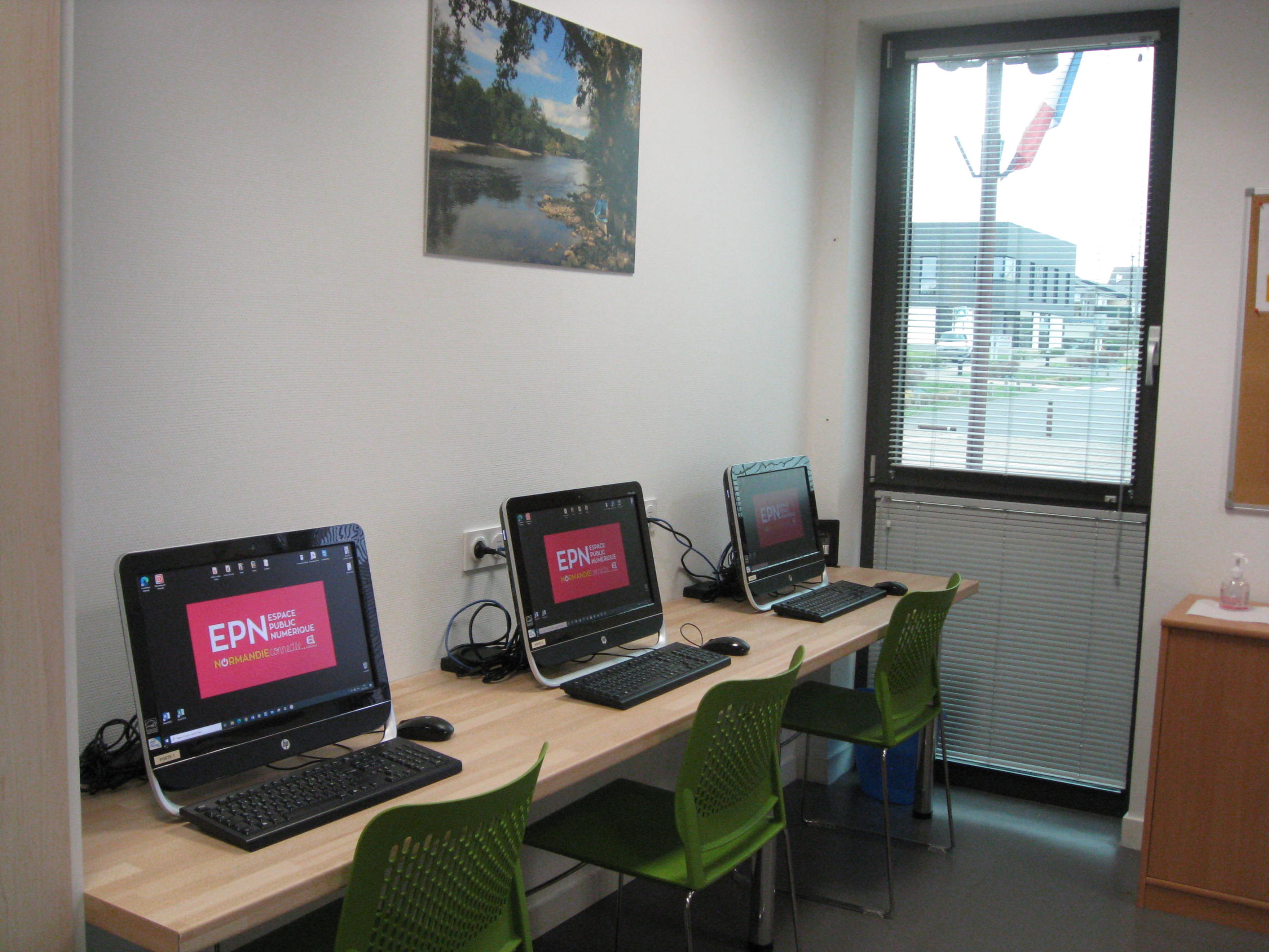 salle informatique avec trois ordinateurs