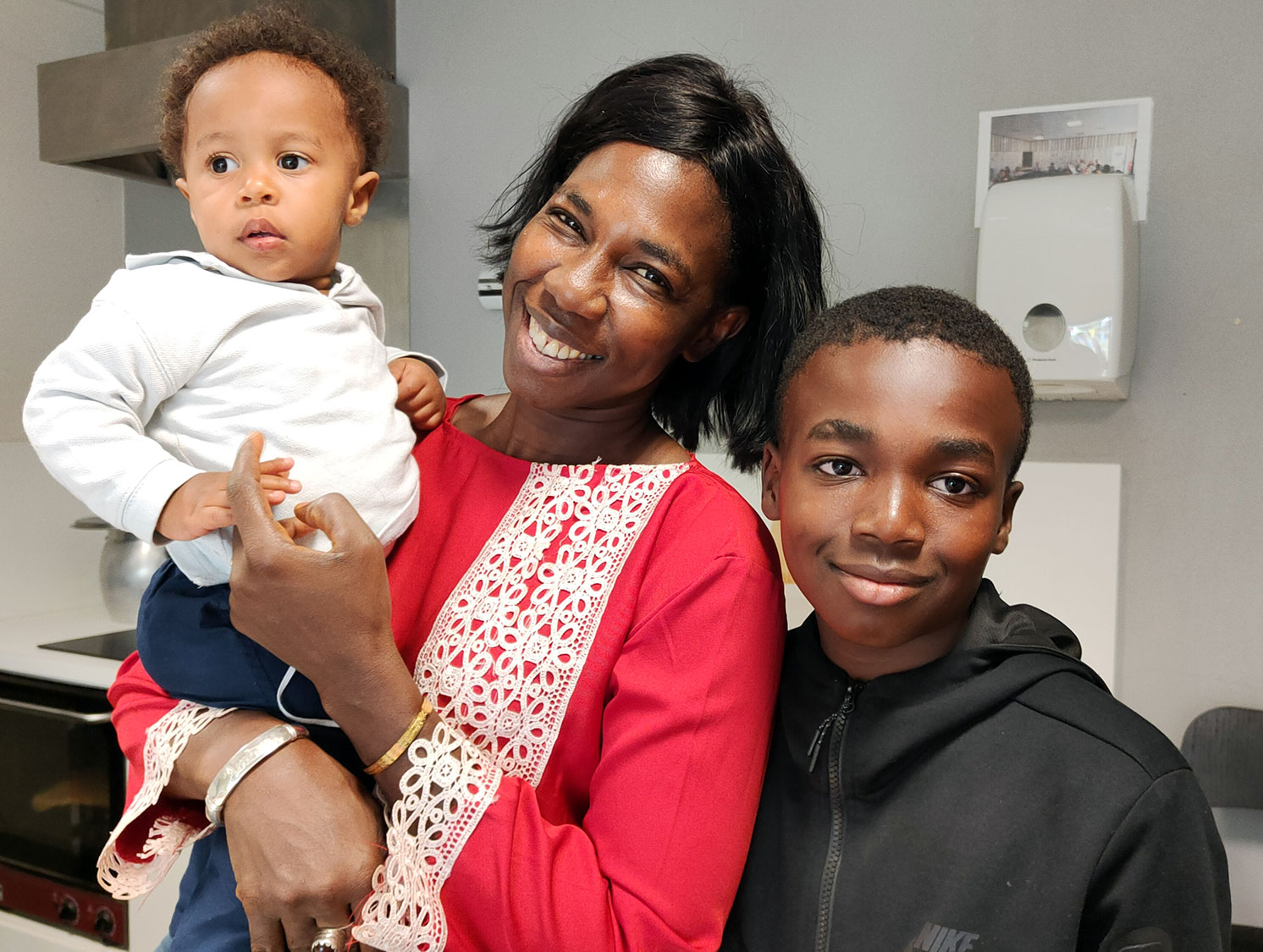 un groupe de jeunes assis, encadrés d'adultes en forêt